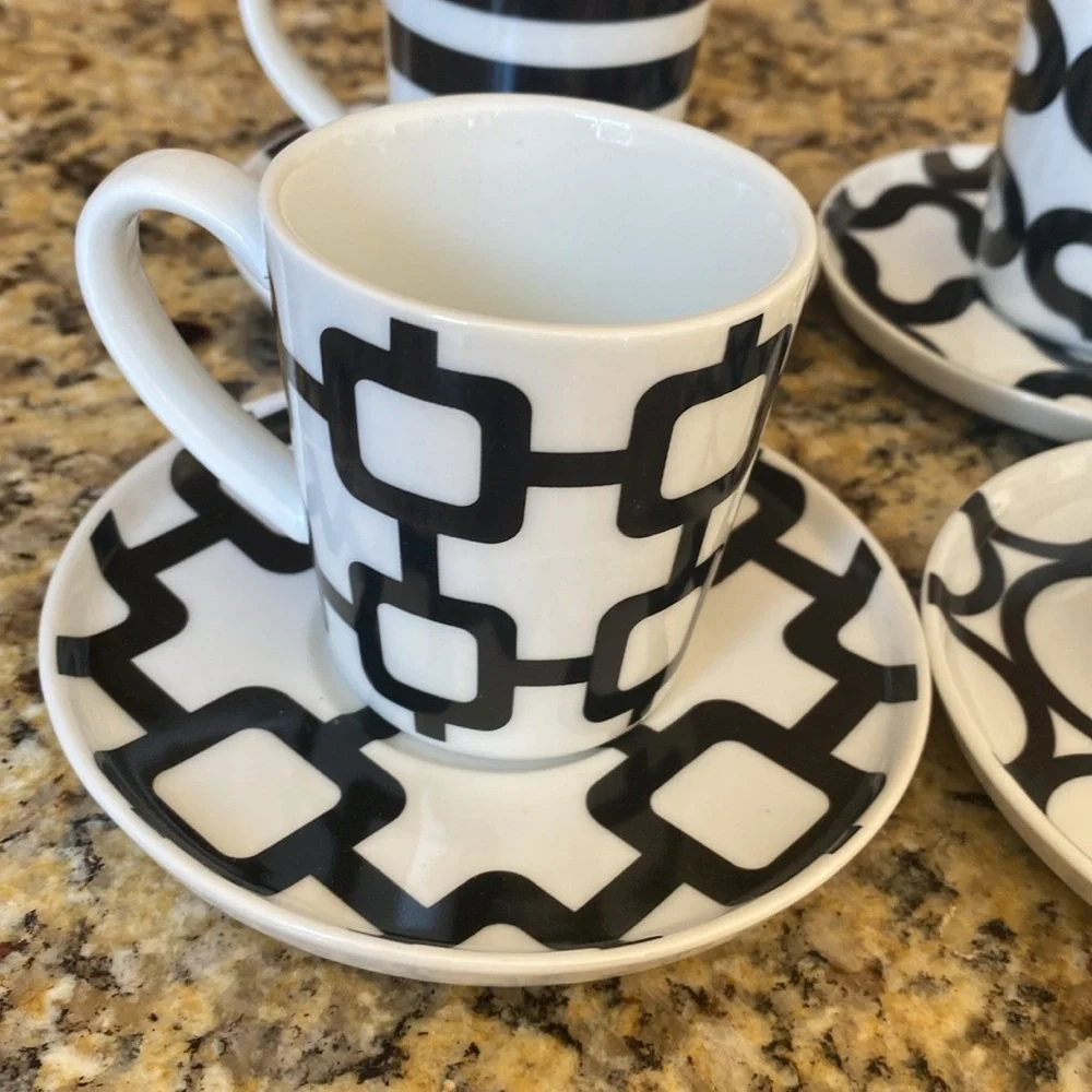 Crate & Barrel Black and White Demitasse Espresso Cup Set. 4 cups/4 saucers.